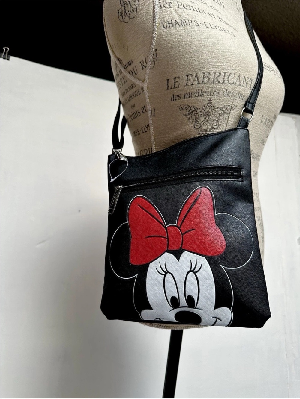 BRAND NEW DISNEY MINNIE MOUSE CROSSBODY PURSE PASSPORTS TRAVEL BAG 8.5”x 10.5” - Picture 4 of 13